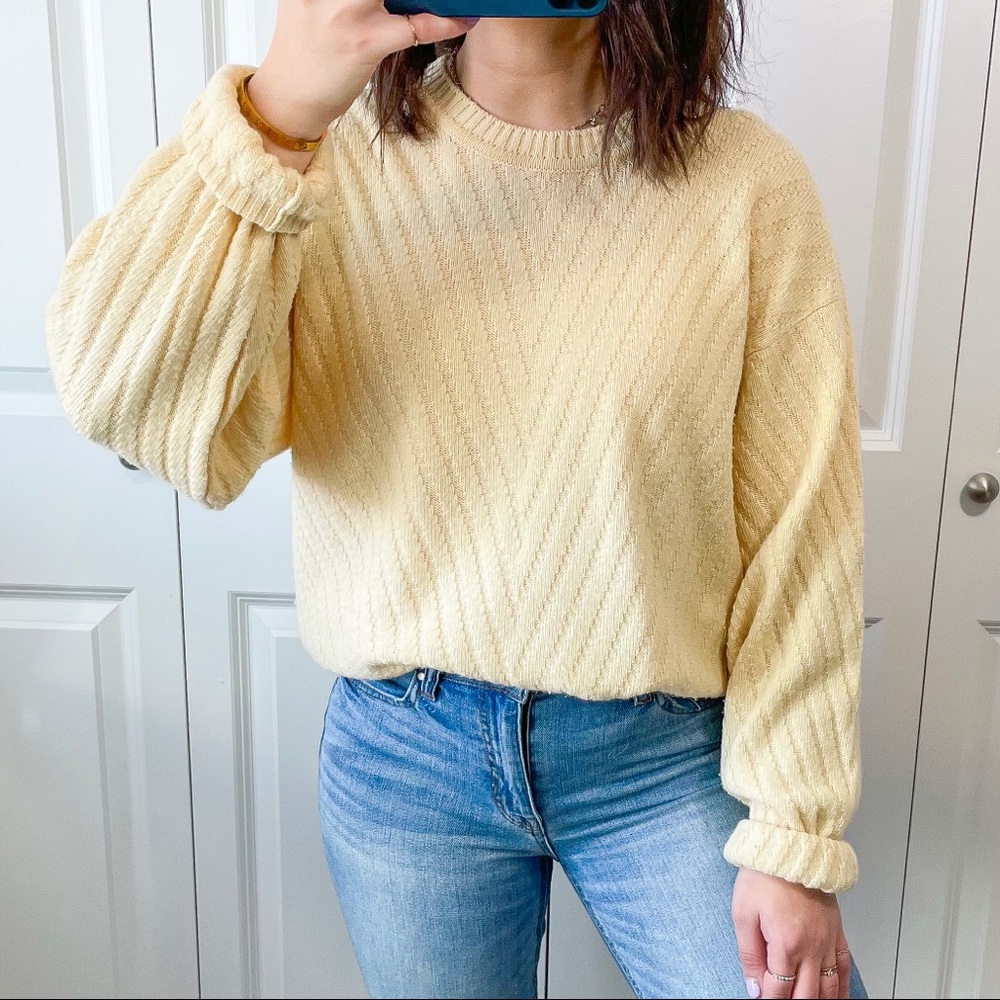 Vintage pastel light yellow chunky knit oversized wool sweater - Picture 2 of 4